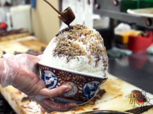 山盛りのご飯に自慢のうなだれをたっぷりとまぶす