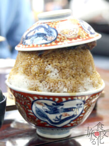 テーブルに運ばれてきた「新玉亭」の特上丼大盛