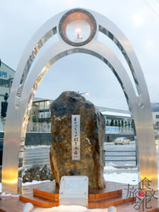駅前にある近代製鉄発祥150周年の記念モニュメント
