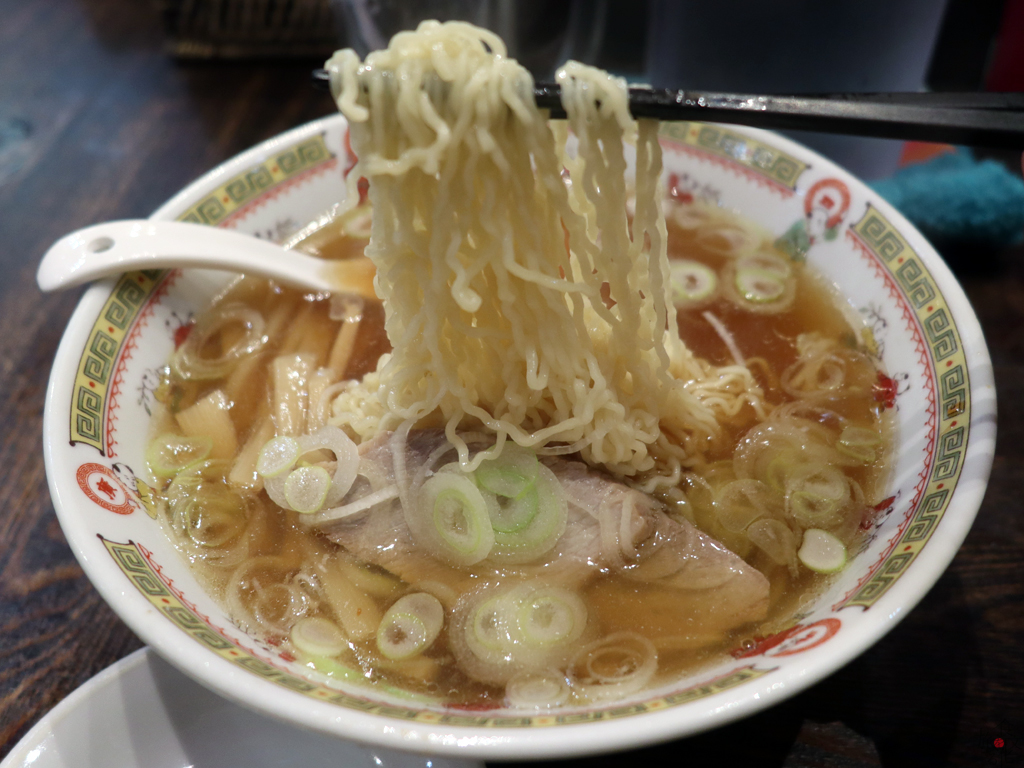 少し縮れた細麺