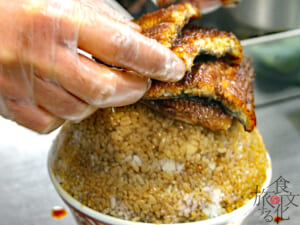 最後に焼きたてのうなぎをのせる