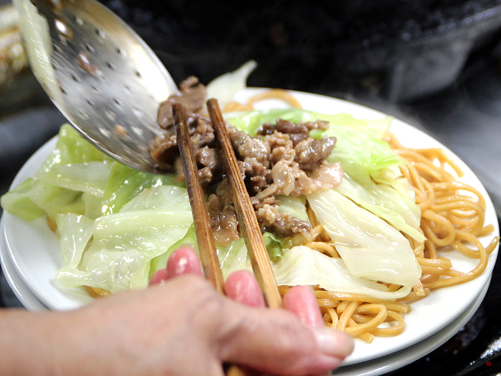 味付けした麺に別鍋で調理したキャベツとマトンをのせる