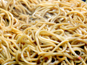 茶色い麺