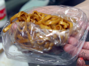 黒石では焼き置いたやきそばを新聞紙やビニール袋でくるんで量り売りしていた