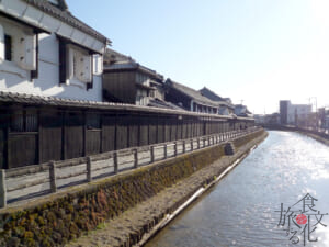 川沿いに庫が建ち並ぶ栃木のまちなみ