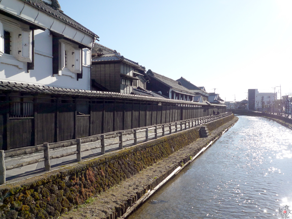 川沿いに庫が建ち並ぶ栃木のまちなみ