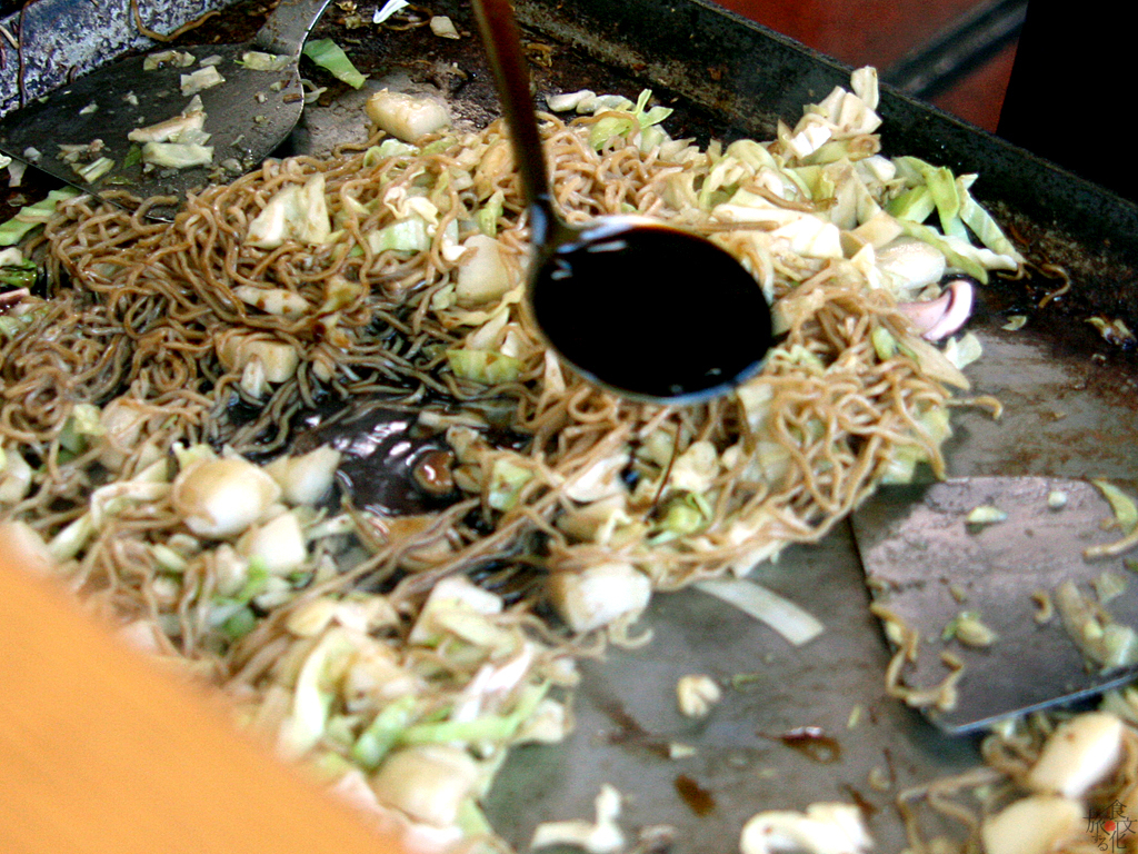 スパイシーなソース味はビールにもぴったり