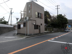 「梅乃家」手前は国道127号線