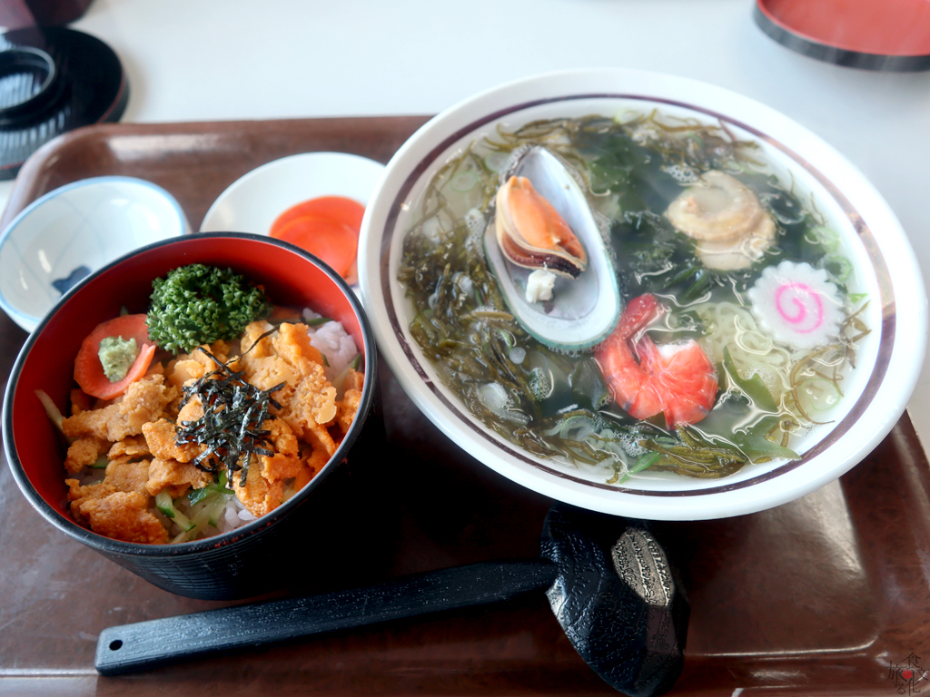 普代村「レストハウスうしお」の蒸しウニ丼と磯ラーメンのセット