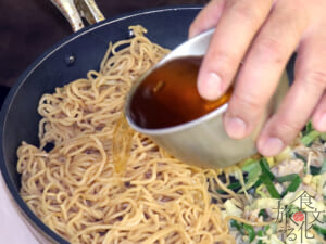 だしをかけながら蒸し焼きにする