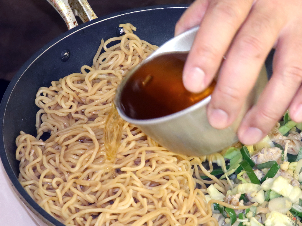 だしをかけながら蒸し焼きにする