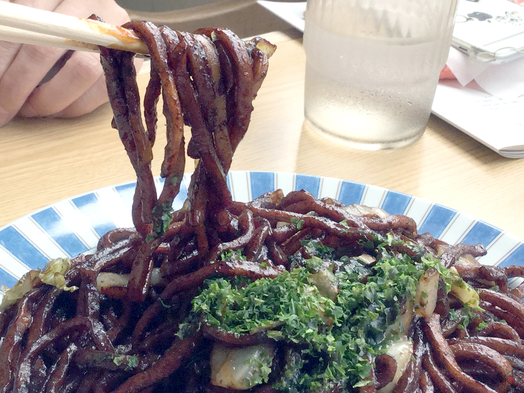 老舗「岩崎屋」の真っ黒な上州太田焼きそば