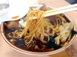 麺は袋めんのような四角い乾麺をゆでたもの