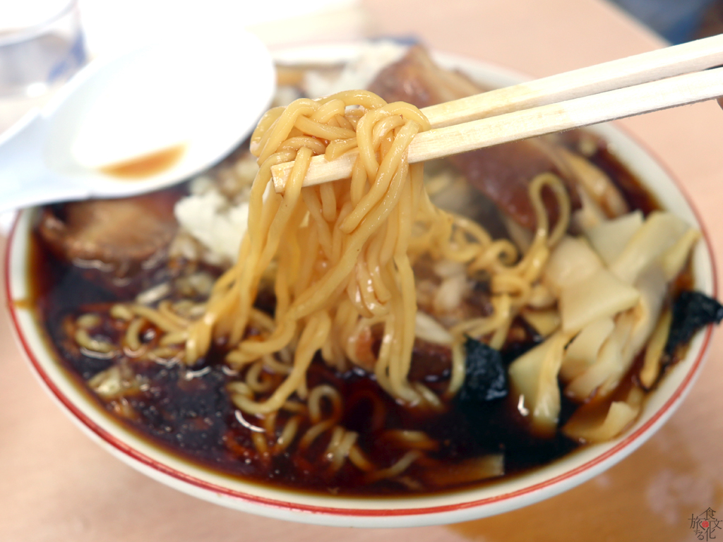 麺は袋めんのような四角い乾麺をゆでたもの