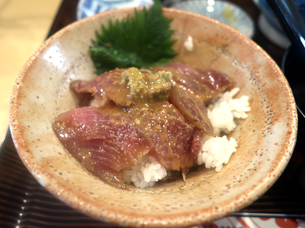 残ったカツオの漬けを汁とともにご飯の上へ