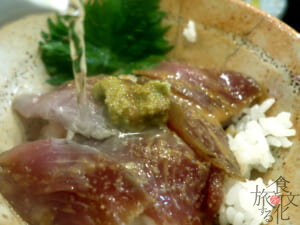 熱いお茶を注ぐ