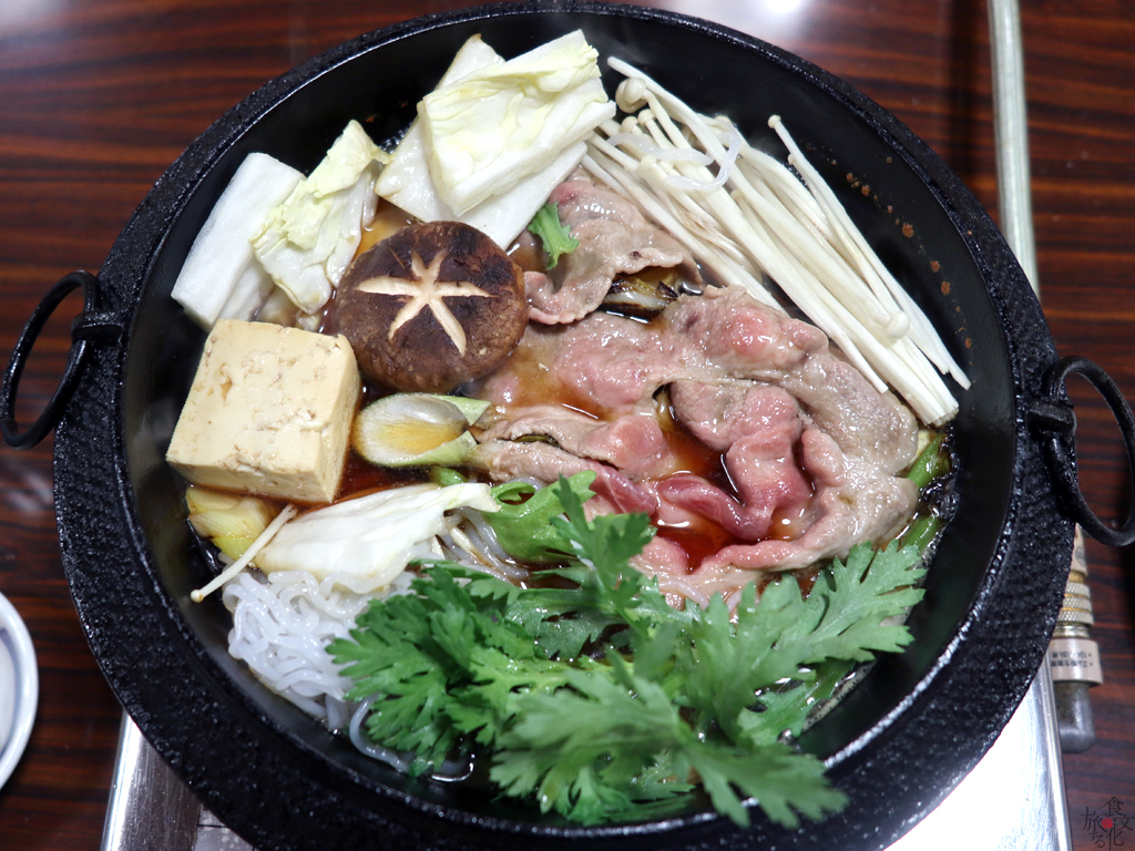 しらたきや豆腐、野菜を入れれば完成