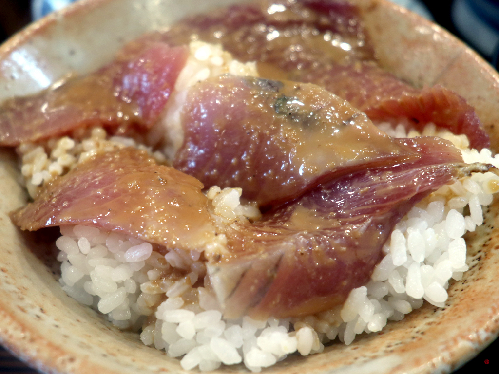 最初は「カツオの漬け丼」で