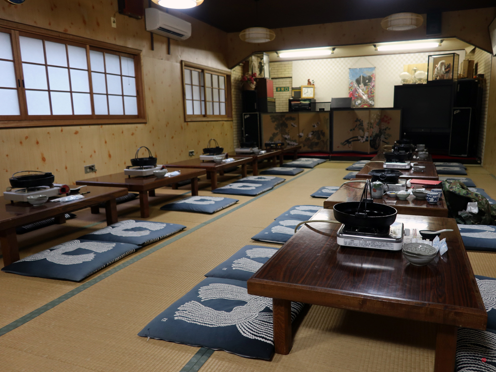 すき焼き鍋がセットされた店内