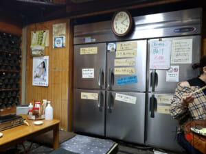 店内には壁一面の冷蔵庫