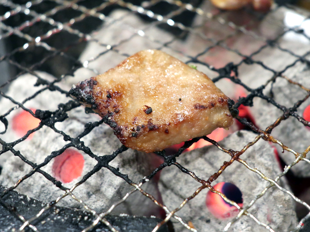 部位ごとにじっくり焼いて味わいながらいただく