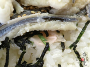 さわやか丼は酢飯にガリ、大葉も付く