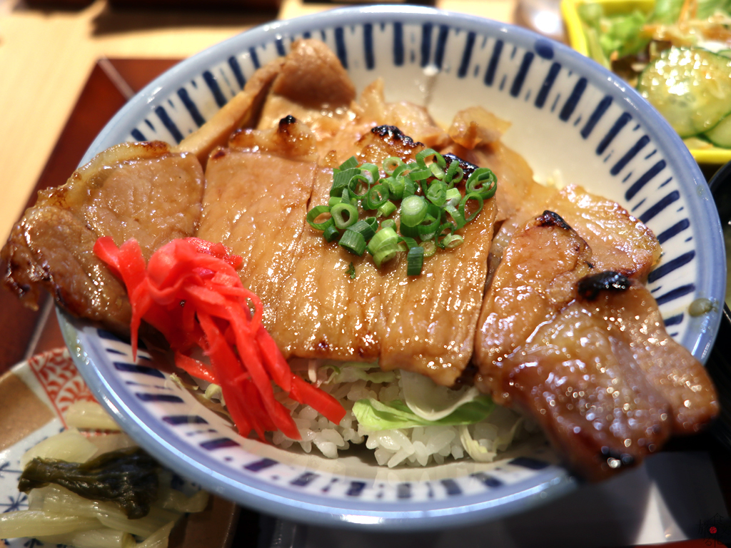 ロース肉のみの「新世界」の「せかい豚味噌丼」