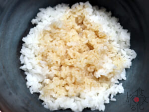 「野さか」の豚みそ丼はご飯にもたれがかかる