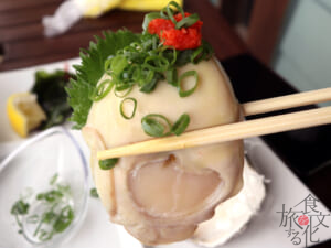 巨大な磯ガキを生でいただく