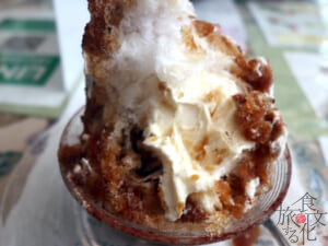 かき氷を食べ進むと下にソフトクリームが潜む