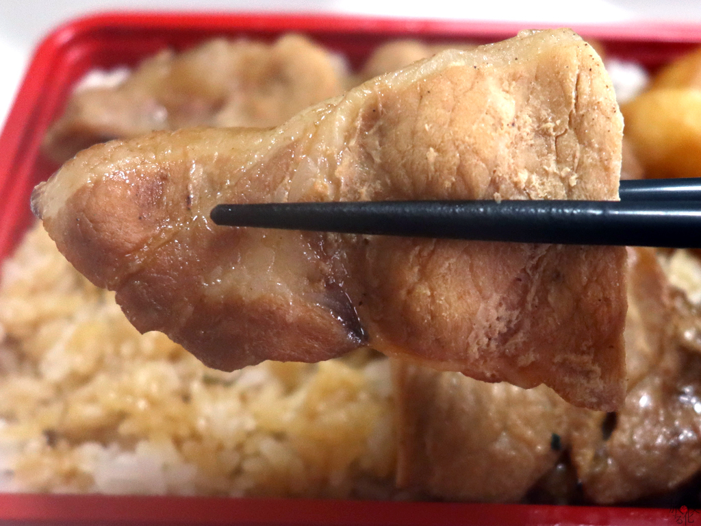 豚ロース肉の薄切りが2枚のる