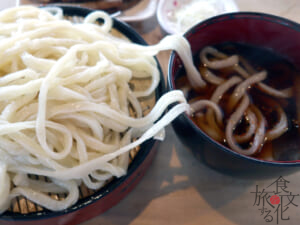 慣れないと長いうどんを上手に汁に浸せない