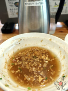うどんを食べ終えたつけ汁はだしで割って味わう