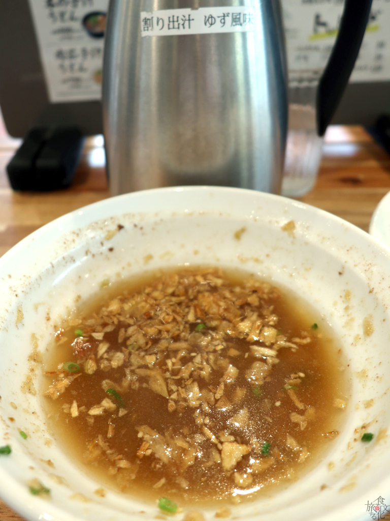 うどんを食べ終えたつけ汁はだしで割って味わう