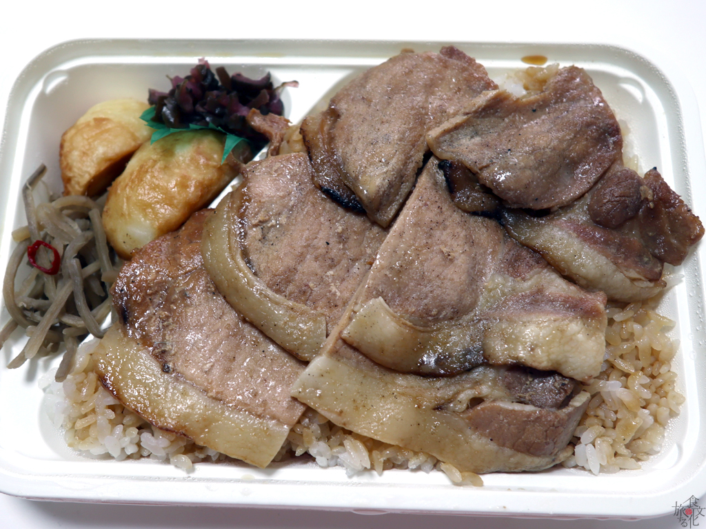 特製バーベキュー弁当は肉3枚に、きんぴらごぼうも