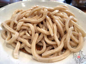 茶色がかった武蔵野うどん