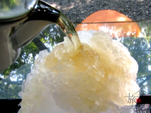 天然のかき氷に秘伝蜜をかける