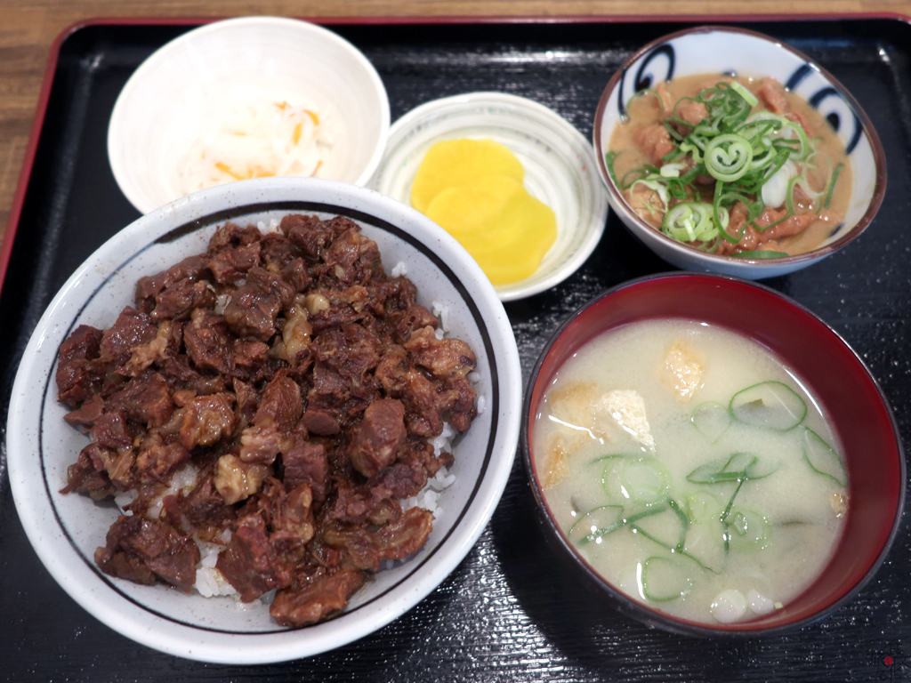 ホルモン（小）を添えた肉めし定食