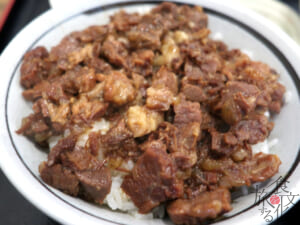 煮込んだ馬肉がご飯の上にのった肉めし