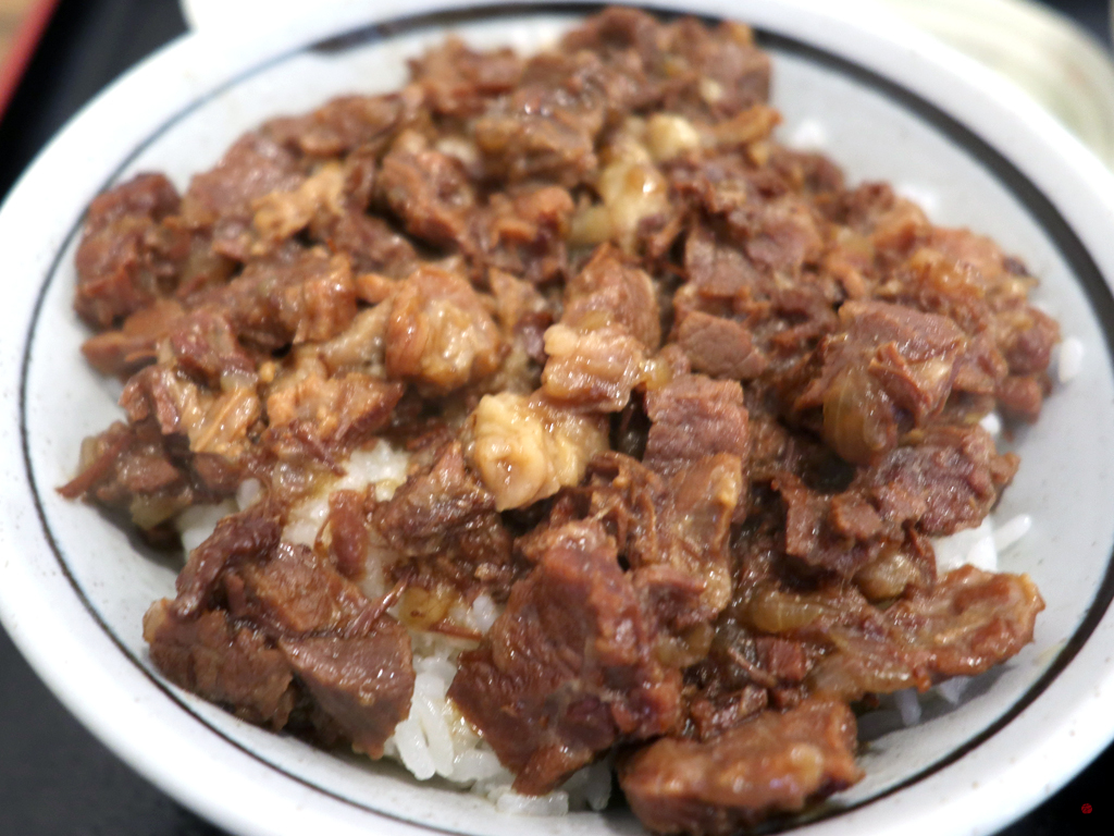 煮込んだ馬肉がご飯の上にのった肉めし