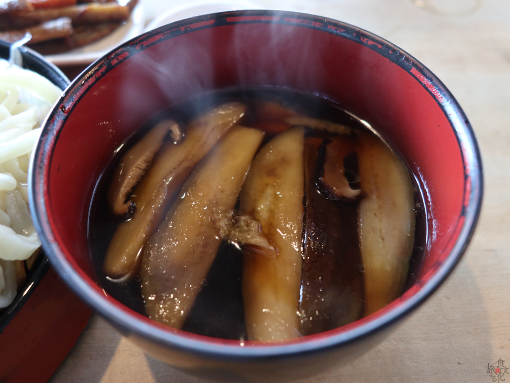 熱々のつけ汁にナスがたっぷり