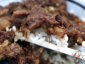 箸でつまむと肉の繊維がほどけるほど軟らかい