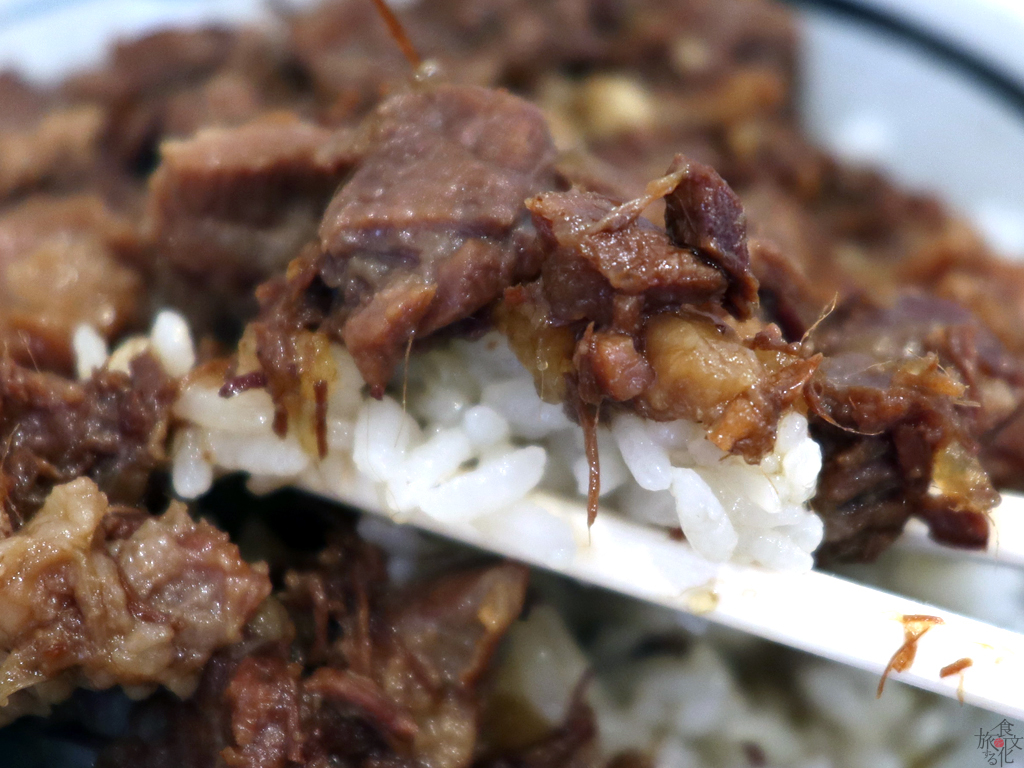 箸でつまむと肉の繊維がほどけるほど軟らかい