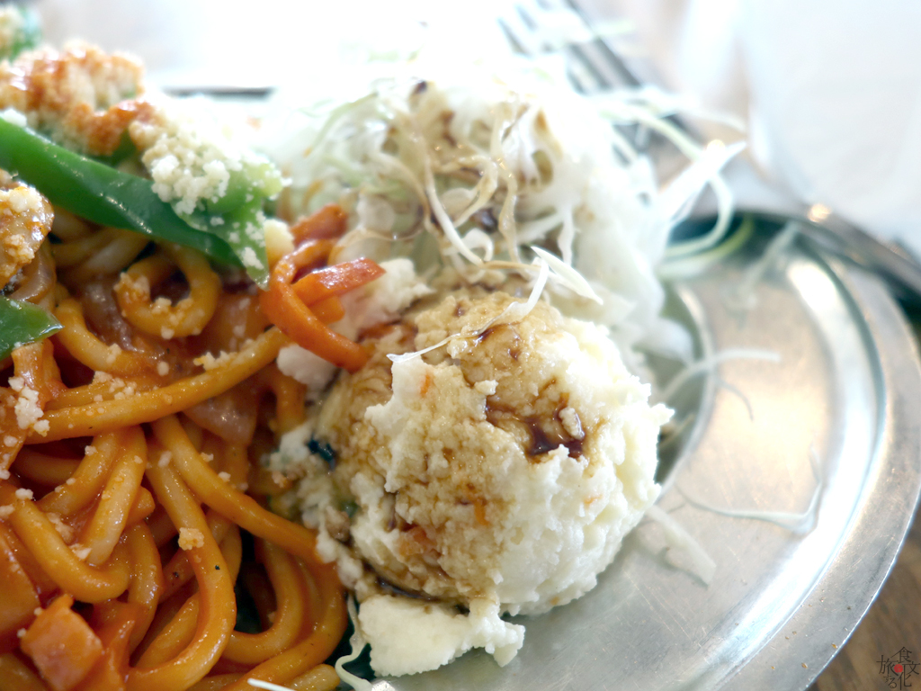 千切りキャベツとポテトサラダにソースをかけて