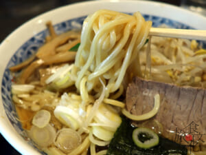麺は「角がある太麺」