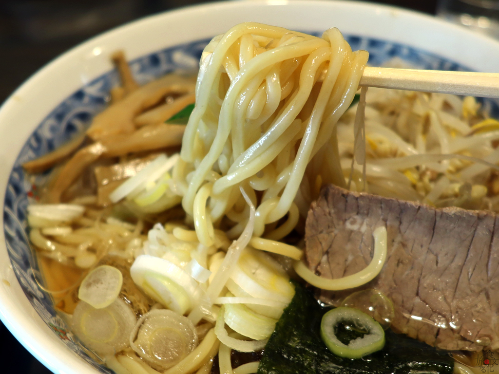 麺は「角がある太麺」