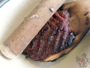 しゃもじを使って味噌を焼く