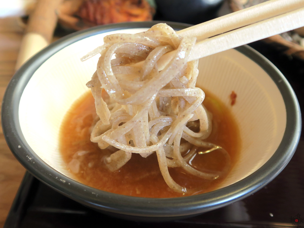 焼き味噌の風味とそばの味わいが拮抗