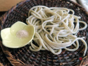 粗くもっちりした十割「抜き」