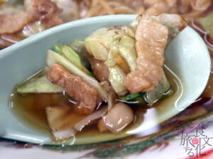具は細かく刻まれた豚肉とキャベツ